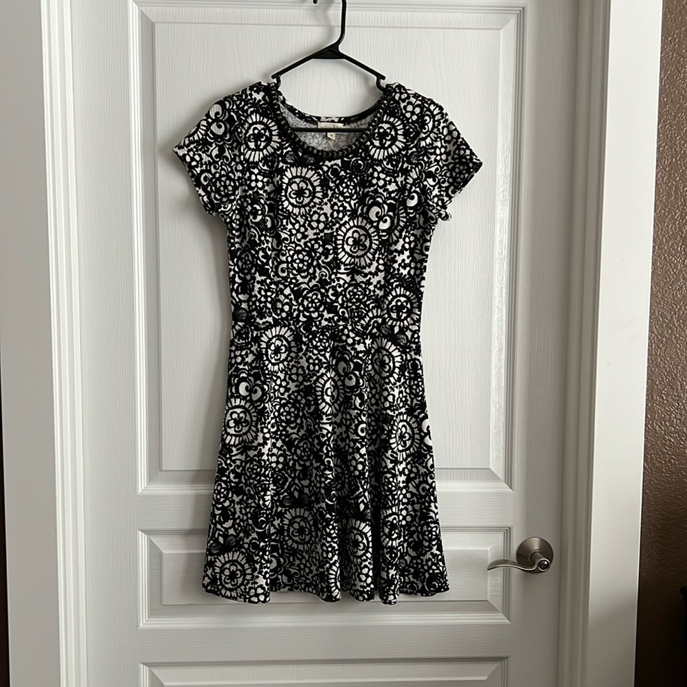 Black white pattern dress.